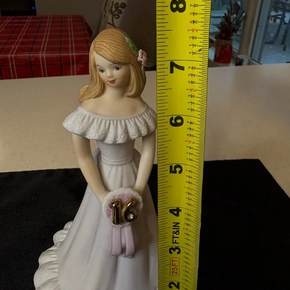 ‘Growing Up Girls’ Age 16 Porcelain Figurine - Picture 5 of 6